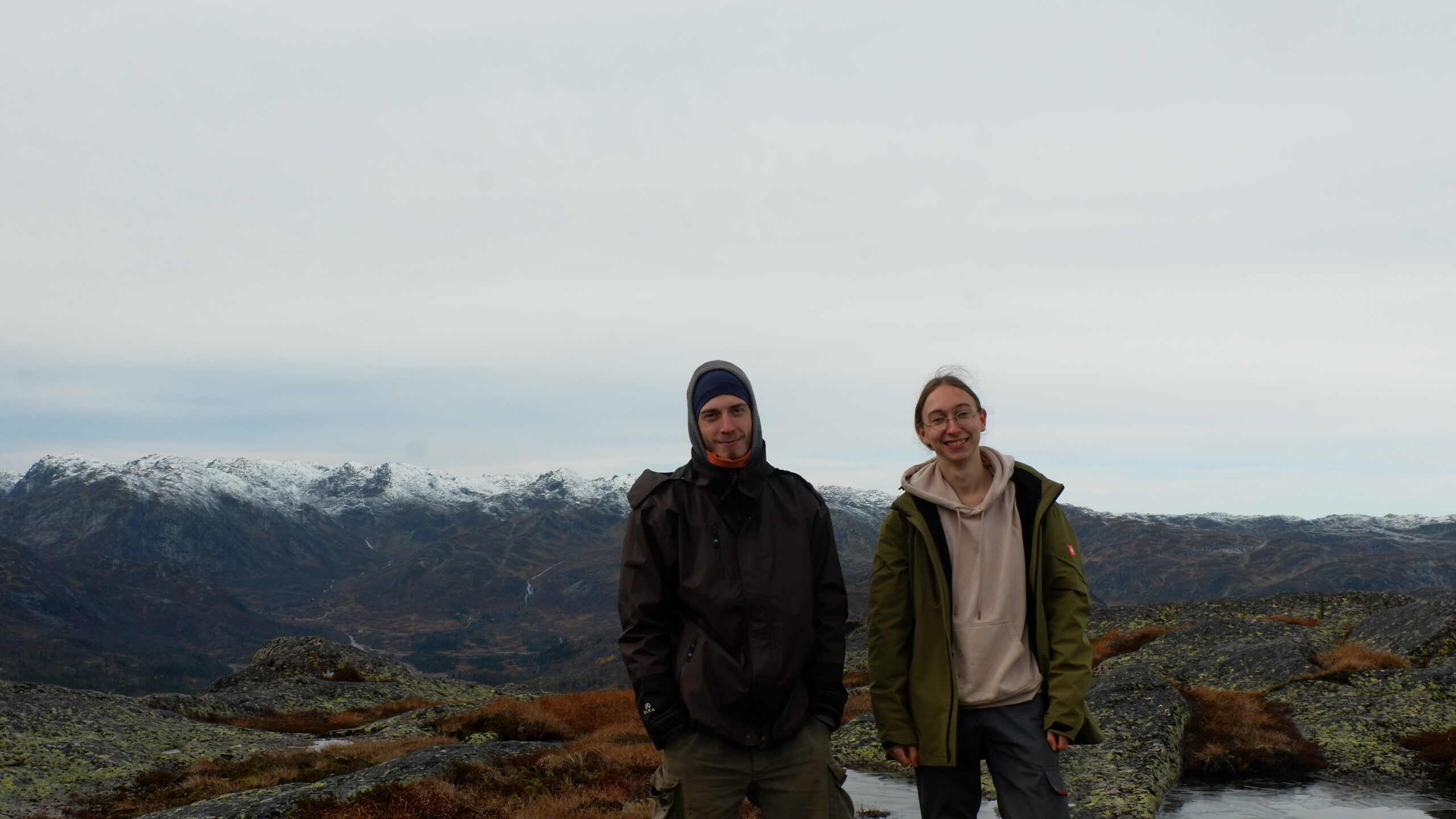 Zwei Bergsteiger mit Aussicht