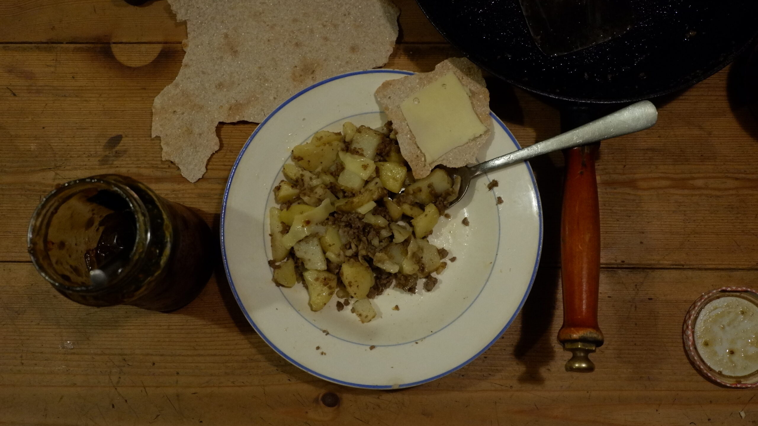 Hackfleisch vom Widder wird verzehrt