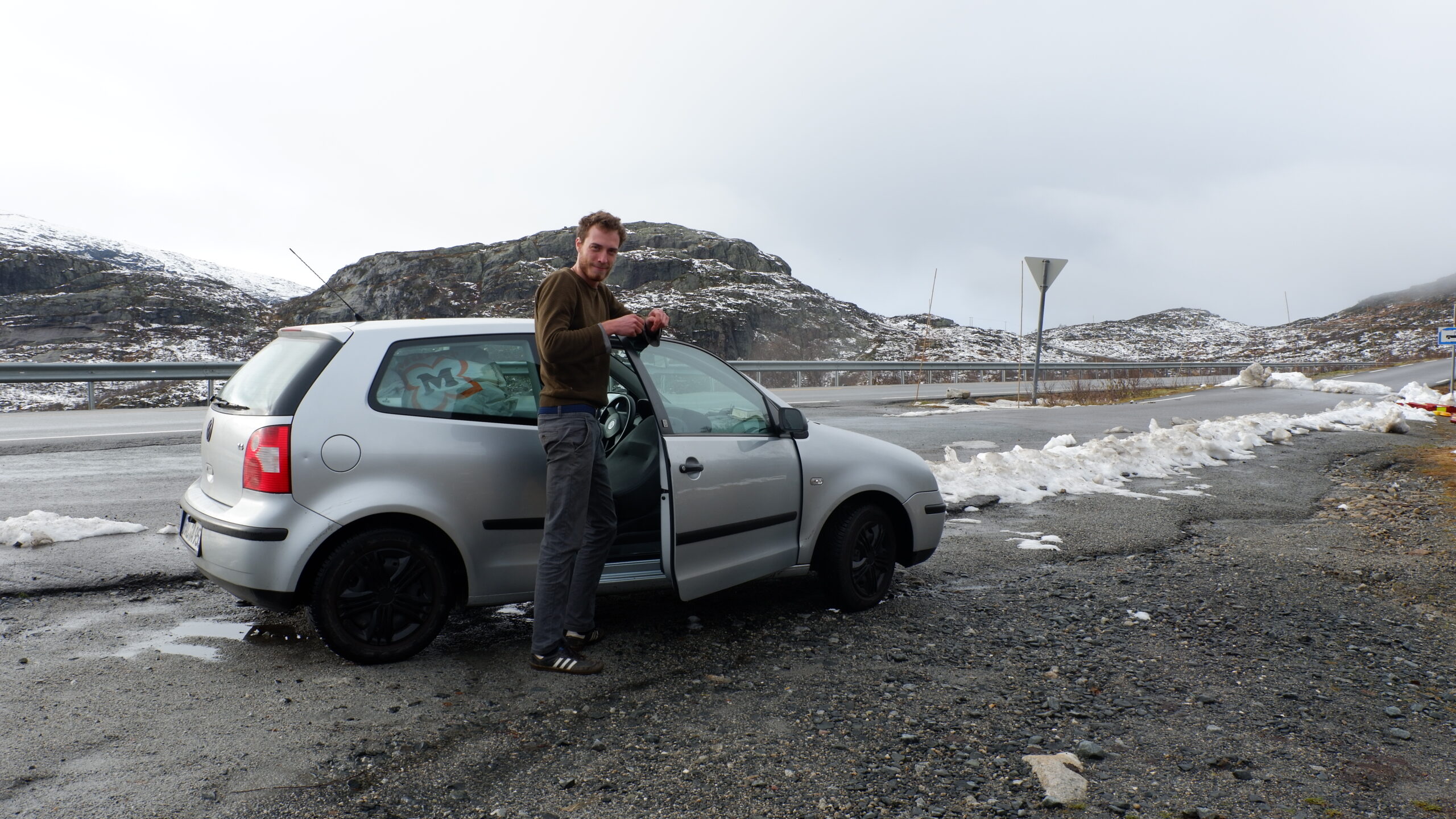 Schneebedeckter Gebirgspass!