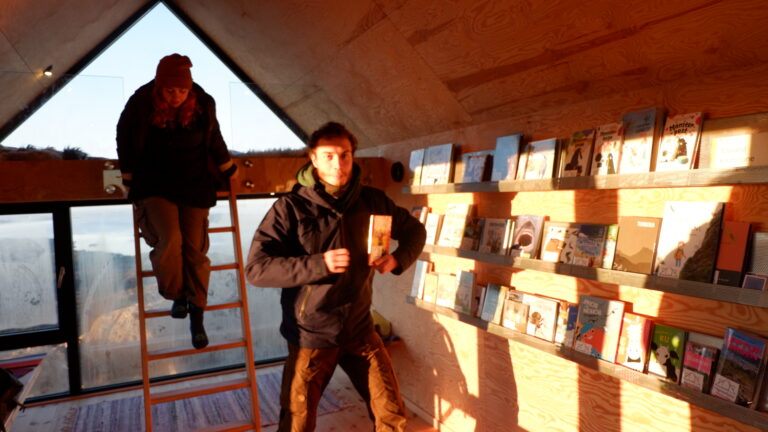 Korvin mit Kinderbuch. Arwen im Hintergrund