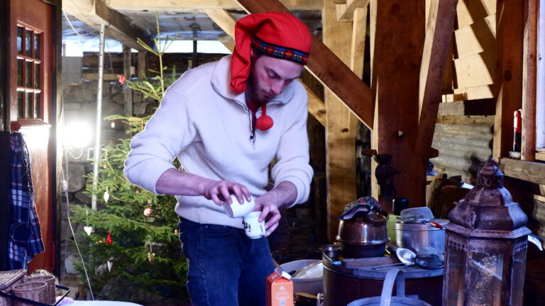 Kaffe: auf dem Feuer geröstet und gekocht