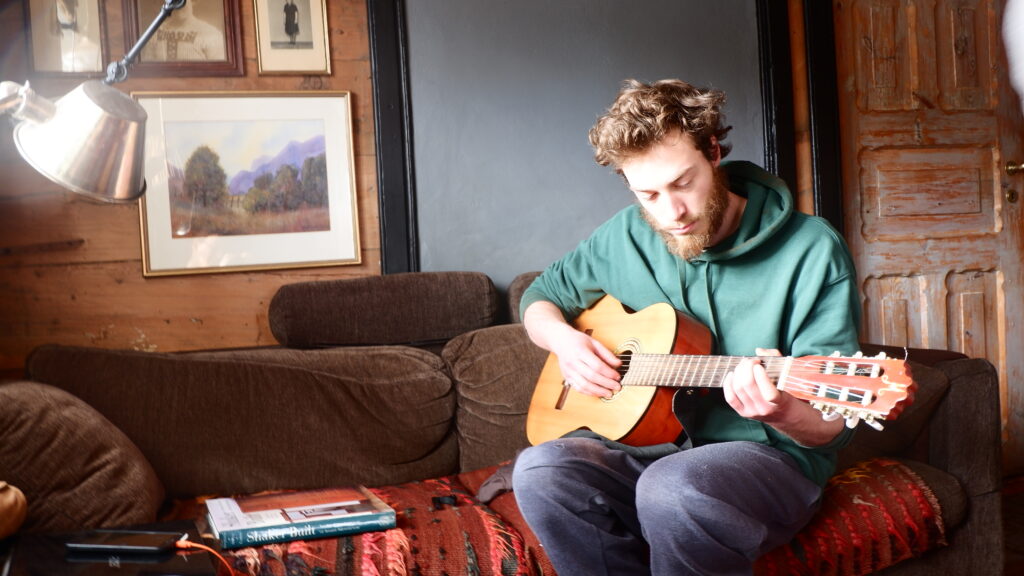 Korvin an der Gitarre