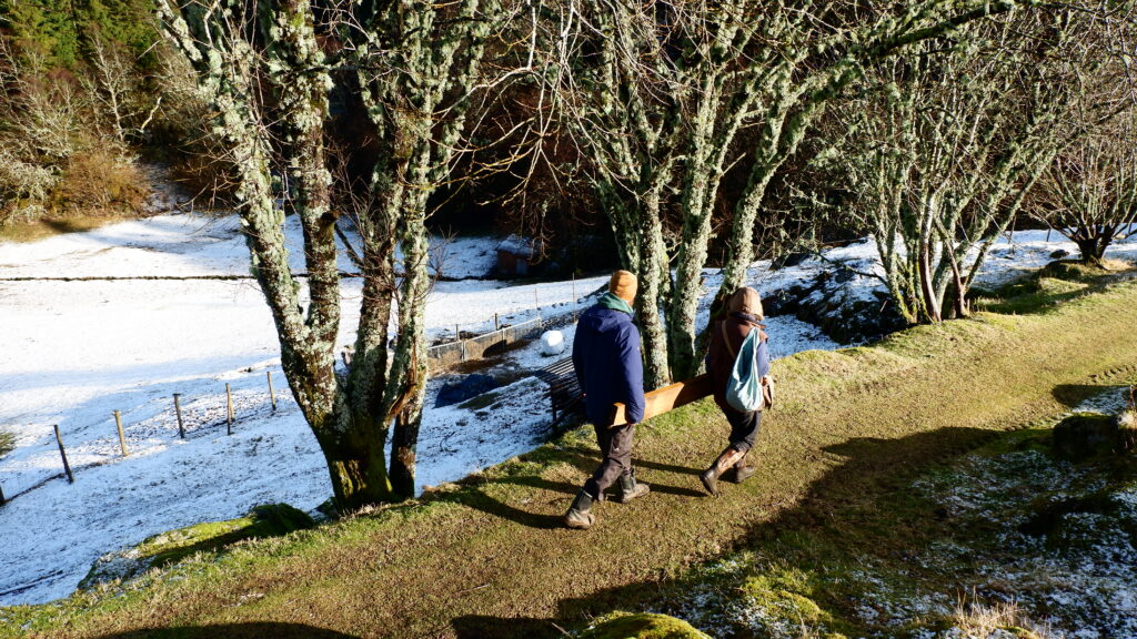 Korvin & Helene, ein Brett tragend